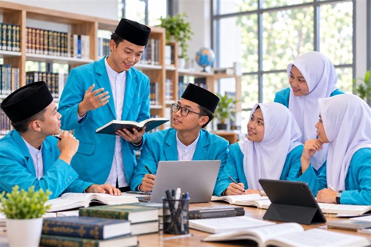 Santri belajar di Perpustakaan dan ruang literasi Eco-SaintekMU